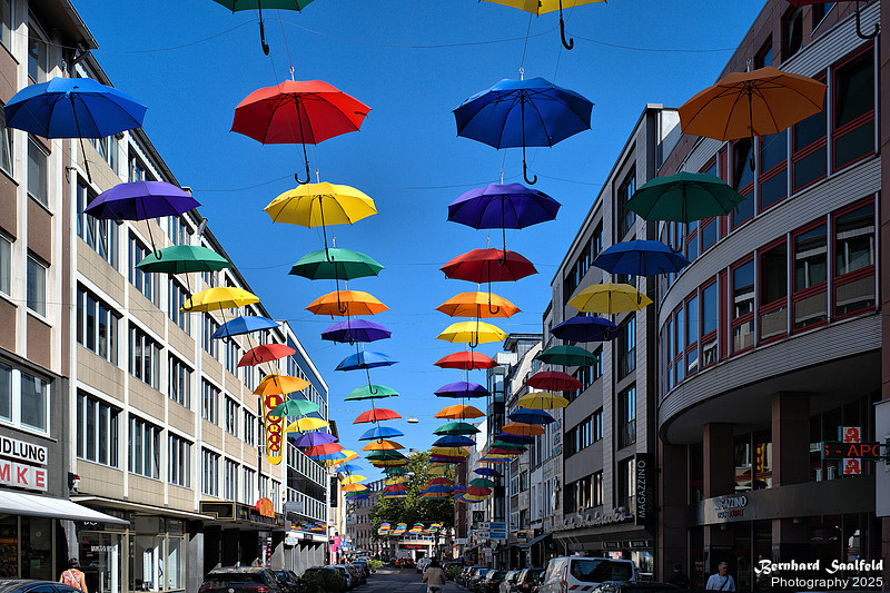 Umbrellas over Apostelnstrae in Cologne - Bernhard Saalfeld - Lichtbildkunst